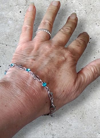 Bracelet argenté orné de pierres bleues cristal acier inoxydable ajustable Neuf dans son emballage d'origine

