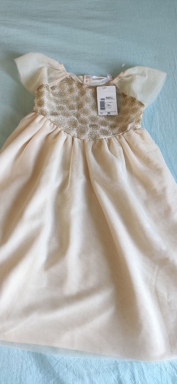 Robe fille mariage 4 an neuve - photo numéro 2