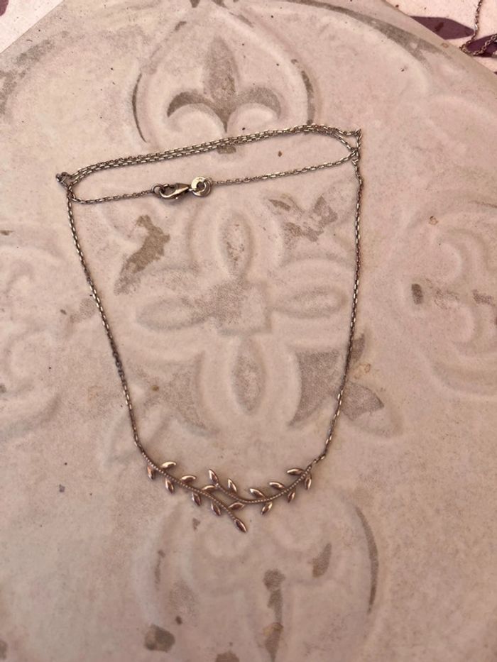 Collier fleuri argenté