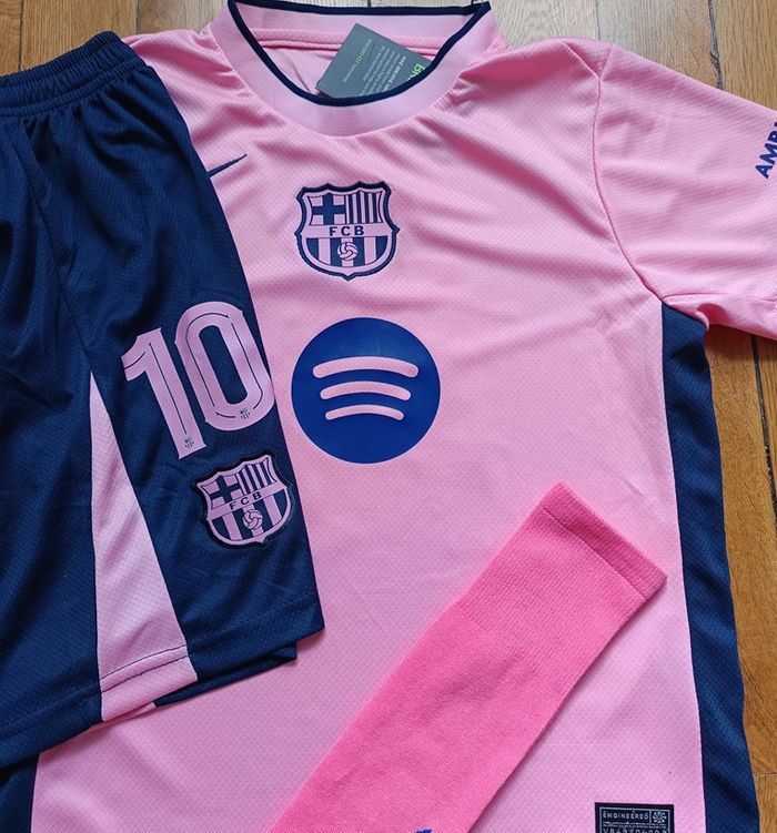 Kit complet football Barcelone taille 10 ans modèle Lamine Yamal + patch - photo numéro 3