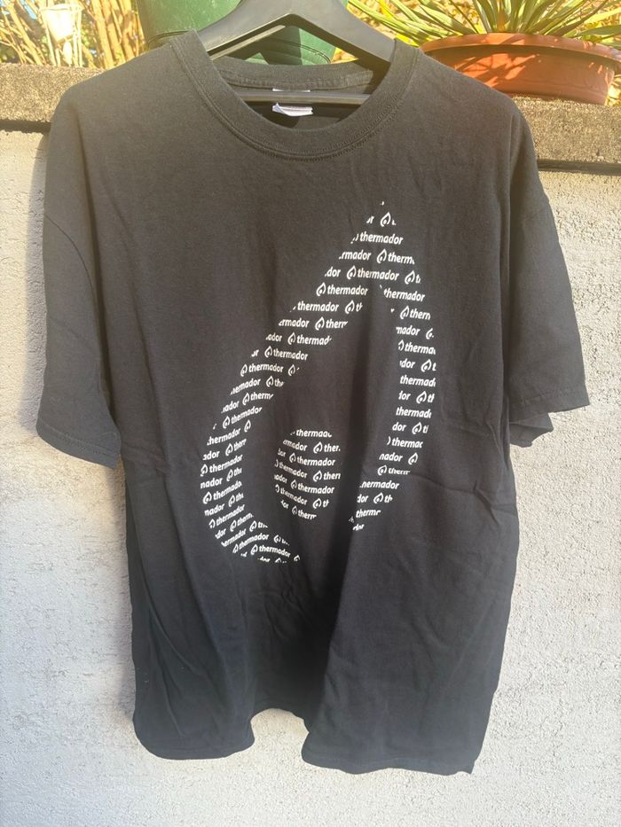 T shirt noir avec écriture blanche