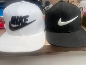 2 casquettes