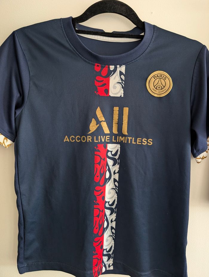 Ensemble maillot de foot et short Paris Saint-Germain taille 10-12 ans Mbappé 7 - photo numéro 2