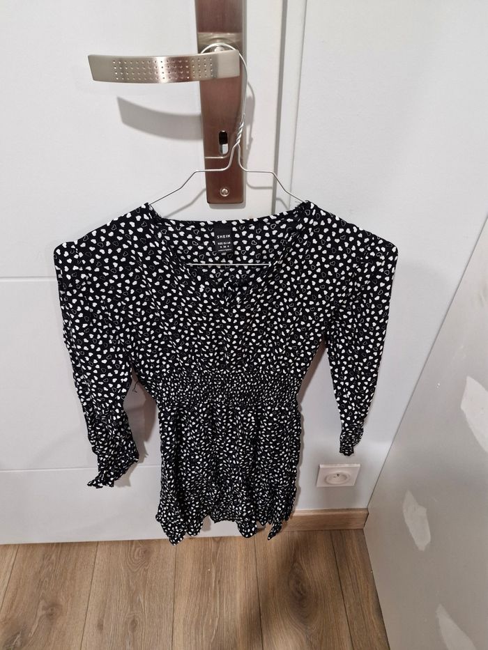 Robe noire avec des coeurs