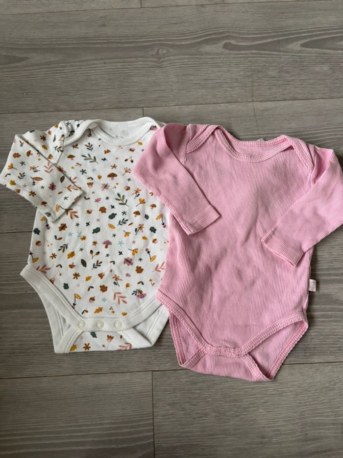 Lot de 2 bodies taille 6 mois