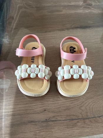 Très jolies sandales neuves pointure 22