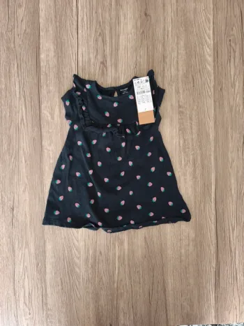 Robe bleue marine avec des motifs de fraises