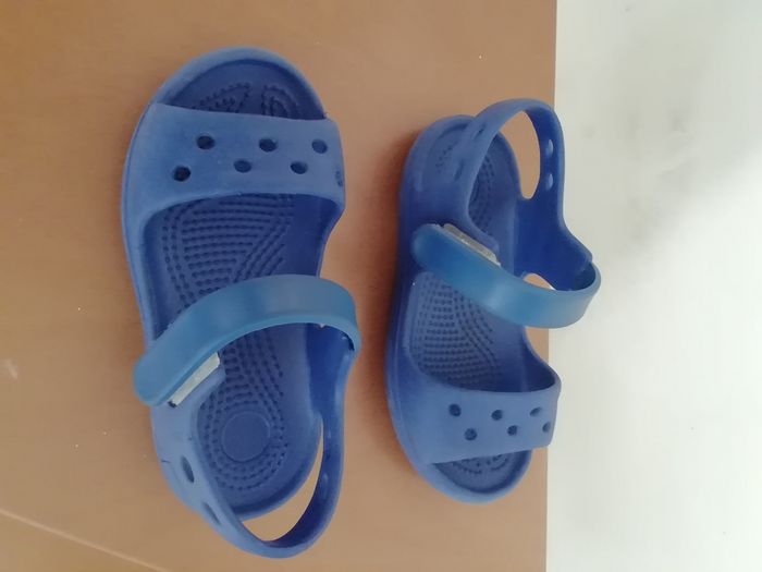 Vends chaussures de plage bleues - photo numéro 3