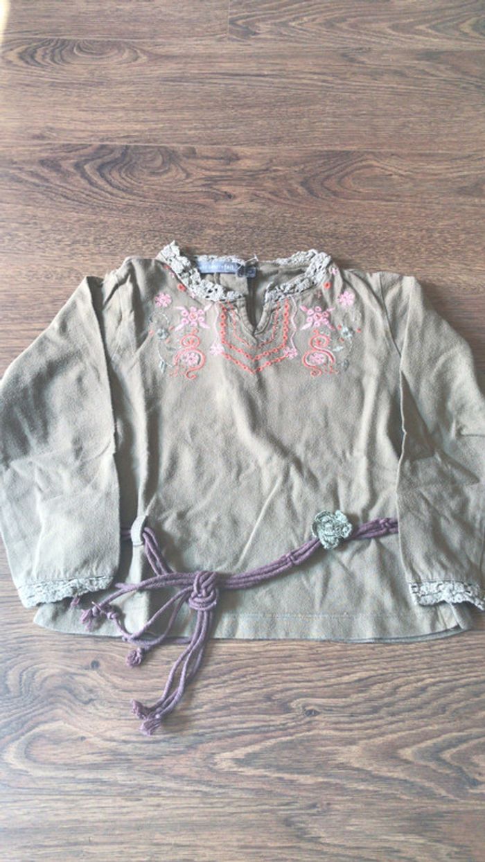 Tee-shirt kaki à broderies TCF 4 ans