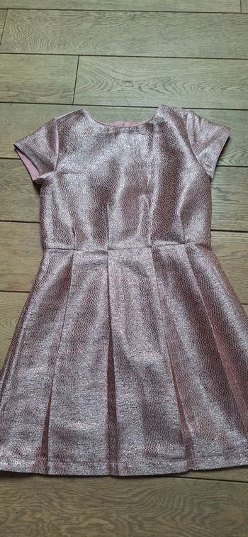 Belle robe brillante idéale pour cérémonie