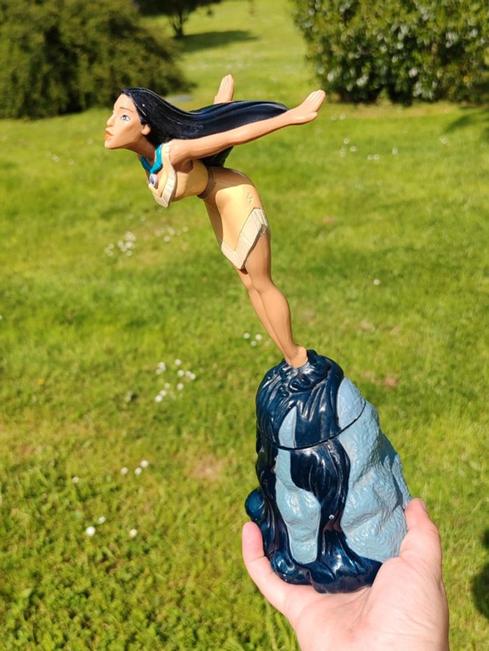 Grande figurine vintage Pocahontas sur son rocher - photo numéro 7