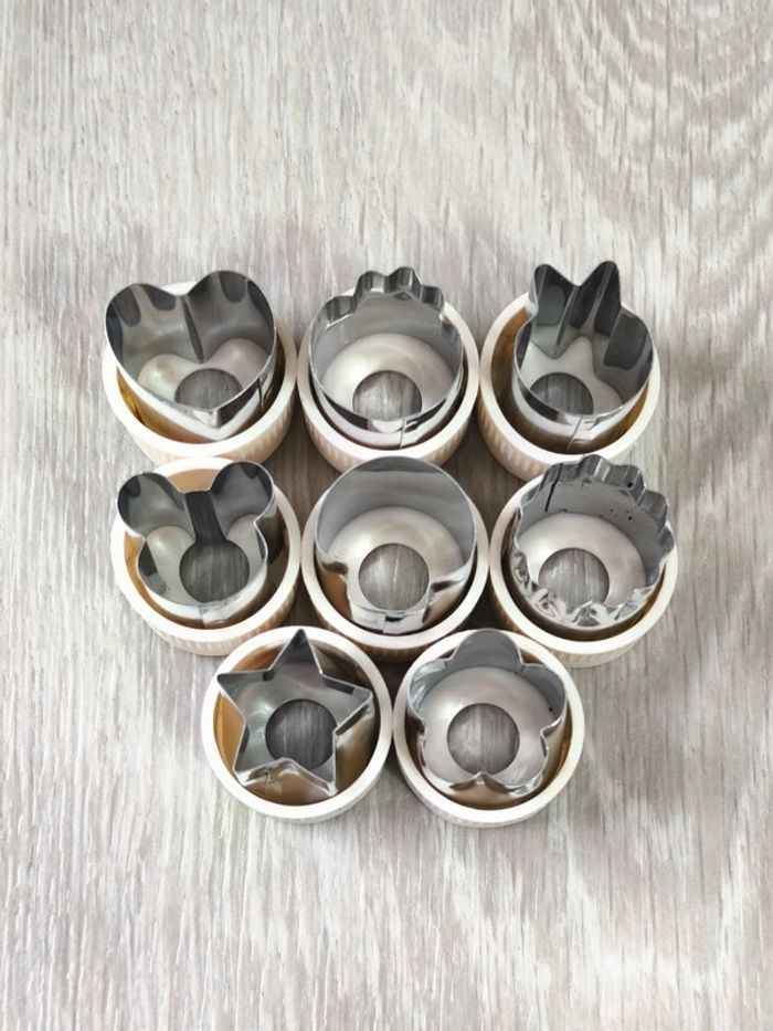 Lot de 8 emportes pièce beige neufs