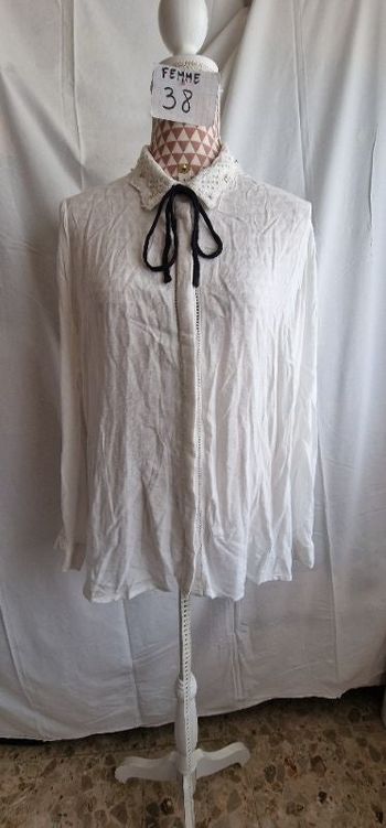 Chemise, blanche, col en dentelle, cravate noir intégré, en très très bon état, en viscose