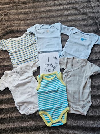 Lot 6 bodys manches courtes garçon 1 mois