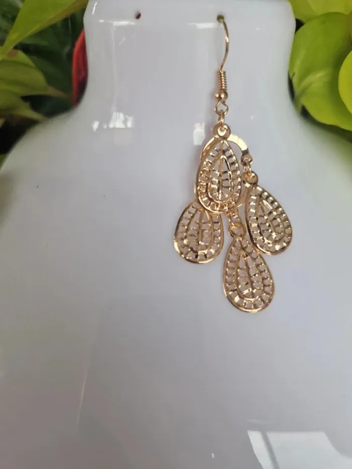 Boucles d'oreilles fantaisies dorées ovales - photo numéro 3