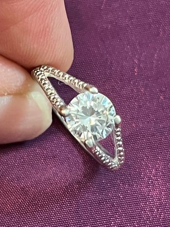 Jolie bague en métal argenté avec pierre blanche T. 52 femme TBE