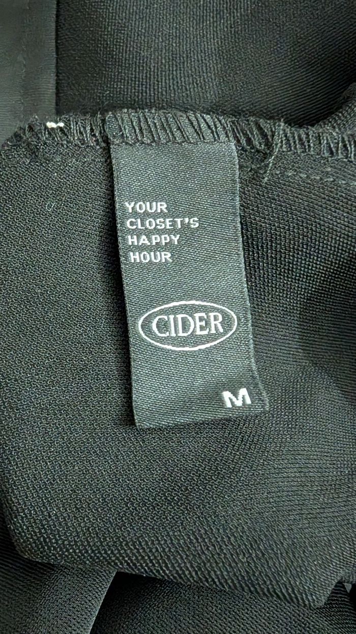 Robe noire élégante à bretelles asymétriques - style minimaliste chic - photo numéro 4