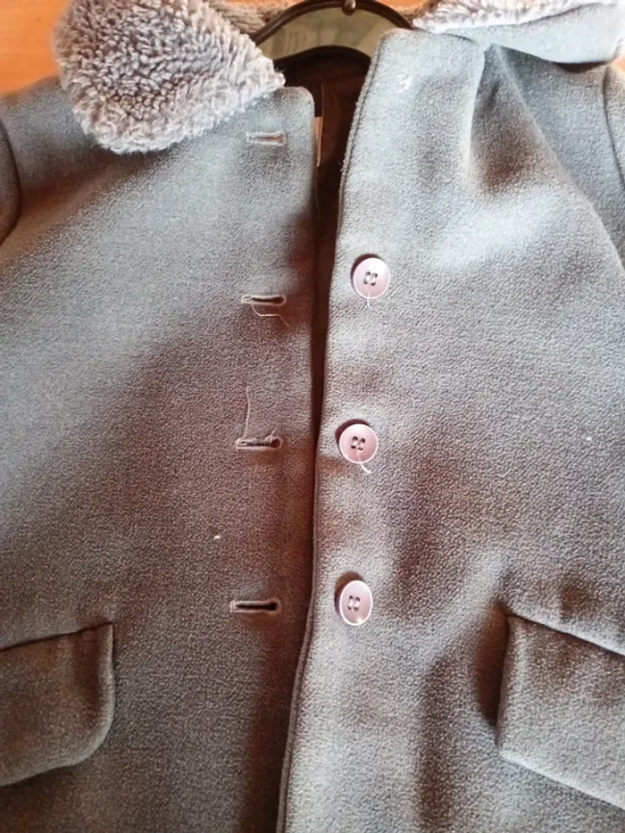 Manteau hiver fille,très bon état, gris foncé, boutons, Kiabi 7 ans - photo numéro 4