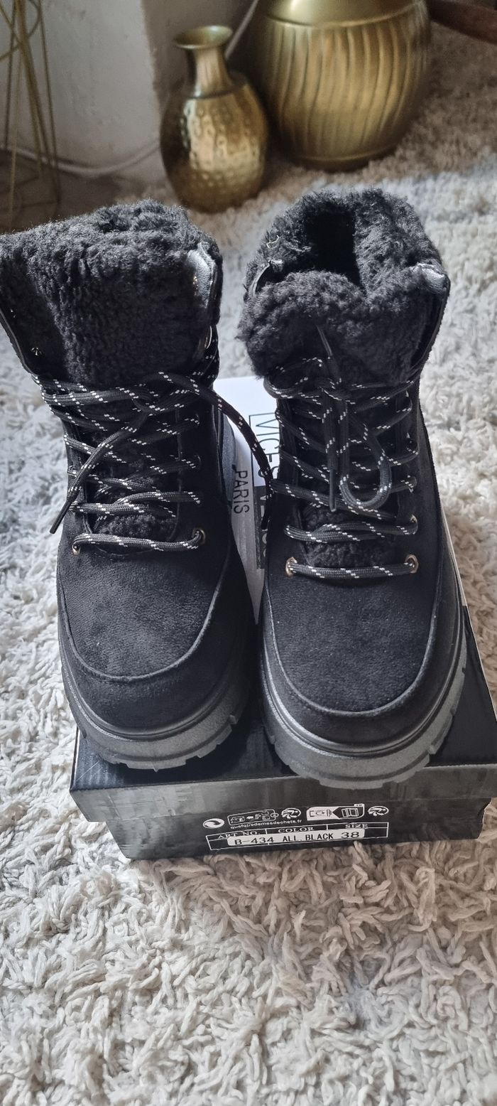 UGG  Fourees  noir  taille 38 Neuves - photo numéro 2