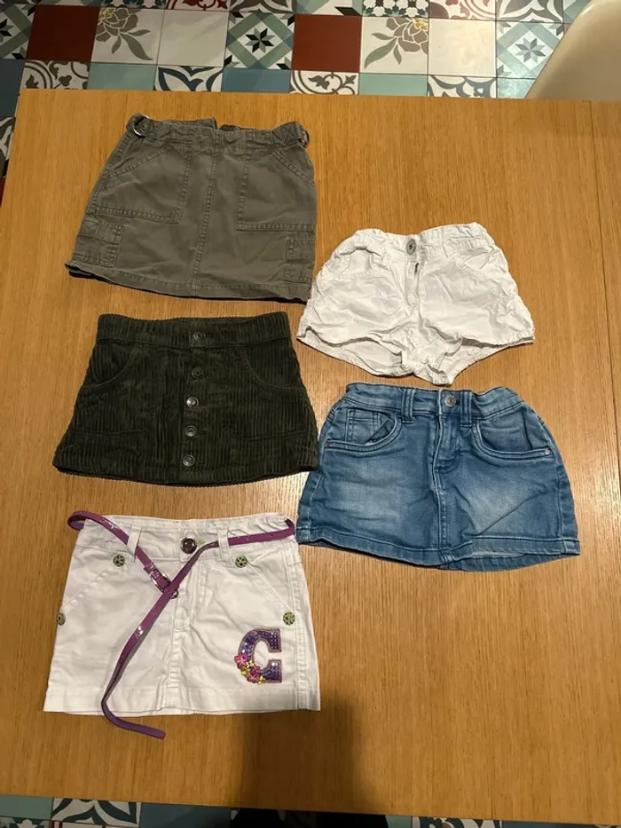Lot 4 jupes + 1 short
