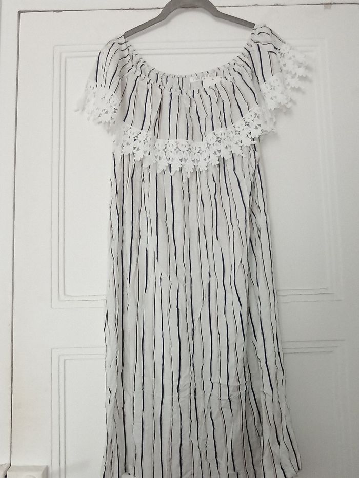 Robe col rond frou frou