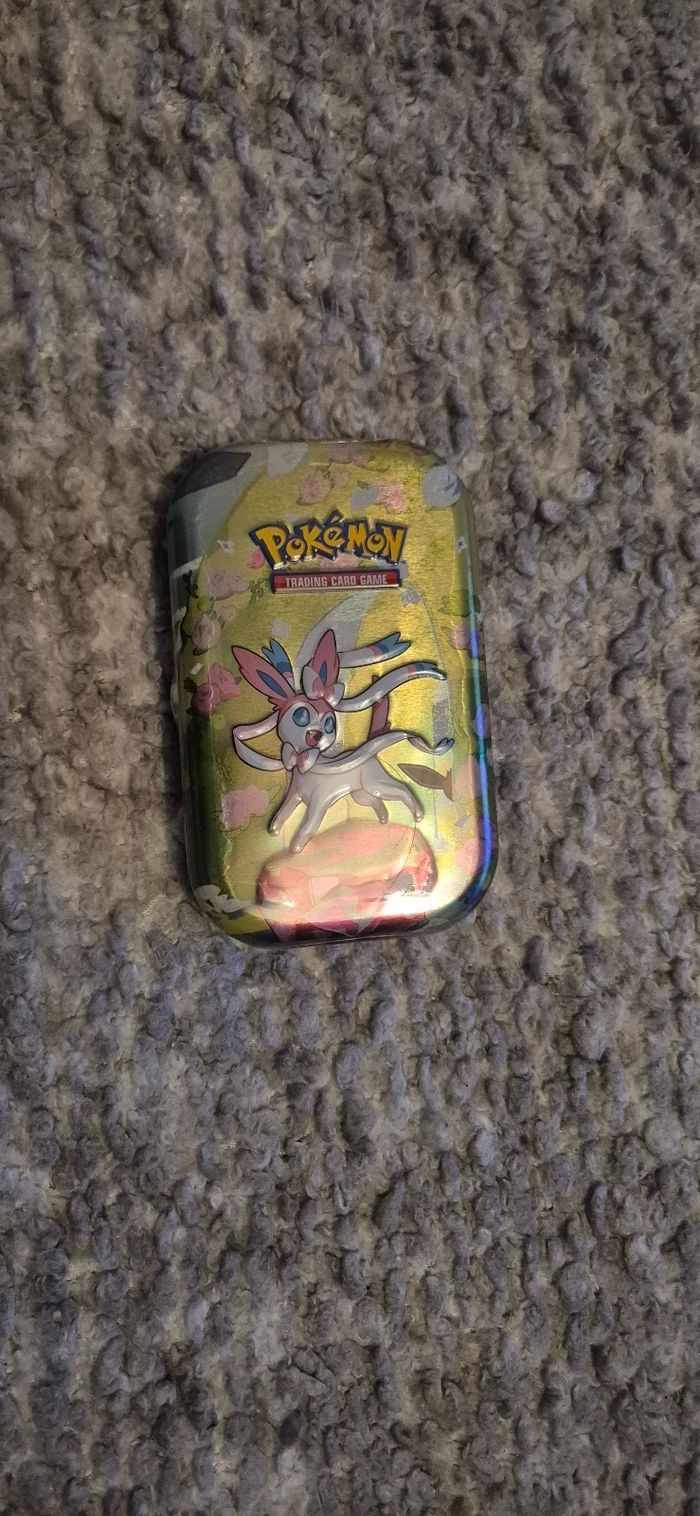 Pokémon Mini Tin Nymphali Évolutions Prismatiques EV Scellée Boîte Métal - photo numéro 1