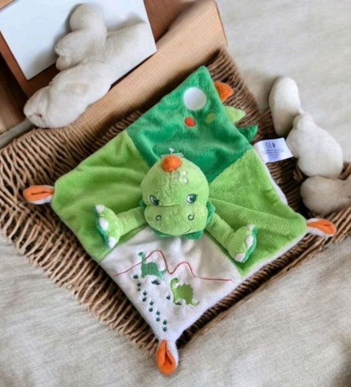 Doudou plat Dinosaure vert blanc orange NICOTOY SIMBA
