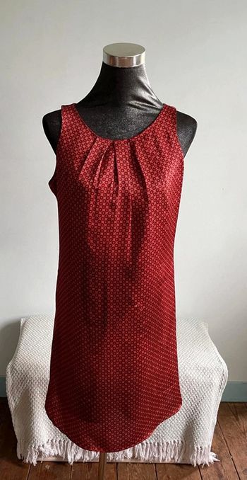 Belle robe droite en satin Camaïeu.