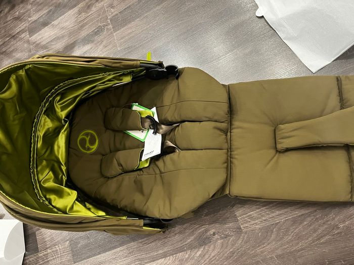Assise priam4 et Epriam2 khaki Green dernière version cybex jamais utilisé - photo numéro 5
