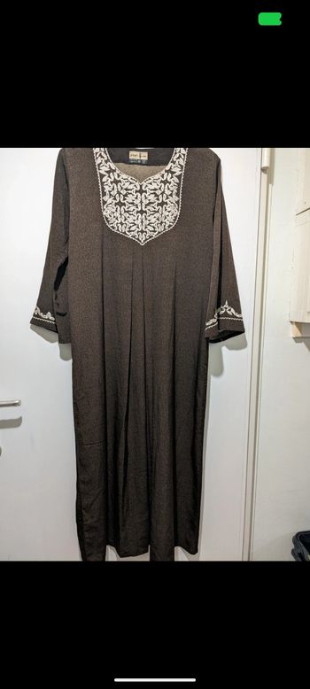 Magnifique robe orientale avec broderie fil doré. Taille 42/44