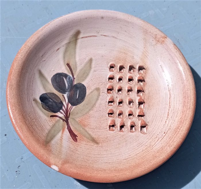 Gratte-ail provençal, poterie de Vallauris
