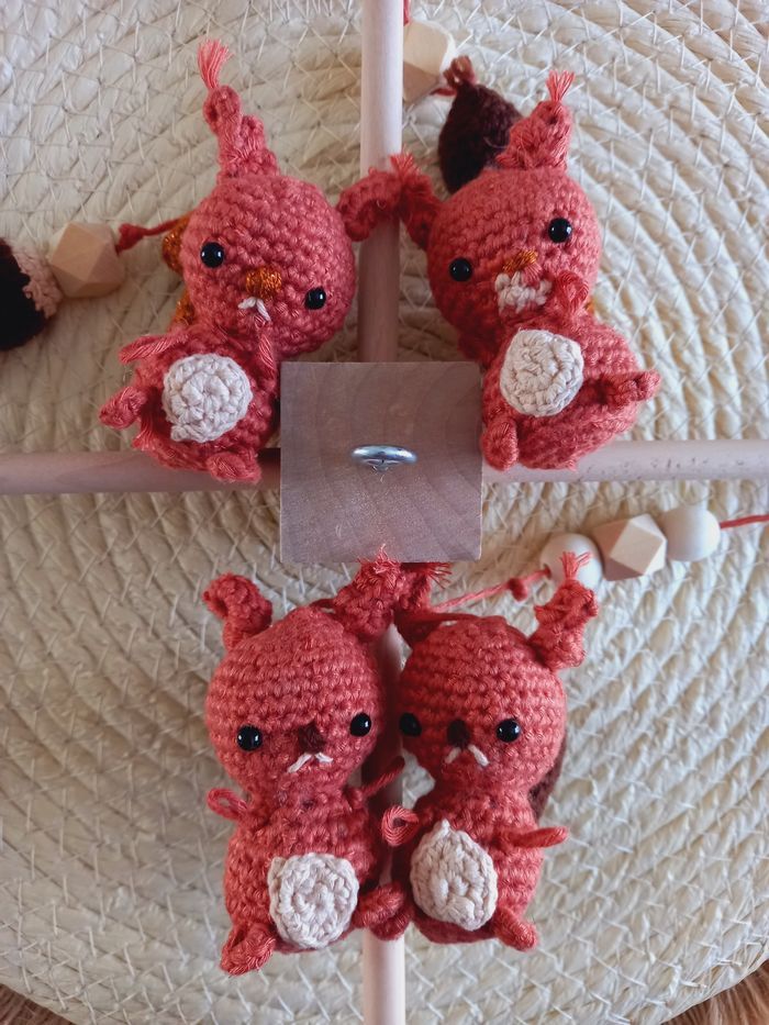Mobile en bois petits écureuils au crochet perles bois 🐿 - photo numéro 4