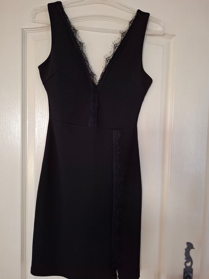 Belle Robe noire V à dentelle neuve - photo numéro 6