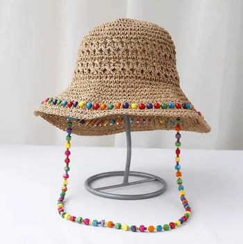 Chapeau d’été en paille – large bord & perles colorées