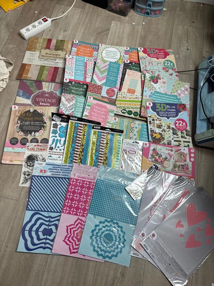 Gros lot de papiers scrapbooking pochoirs embellissements