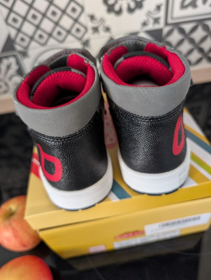 Baskets garçon. Taille 30. Neuf. Balducci. Semelle intérieure en cuir - photo numéro 3