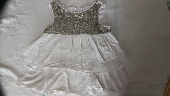 Tee-shirt blanc avec empiècement sequins argentés