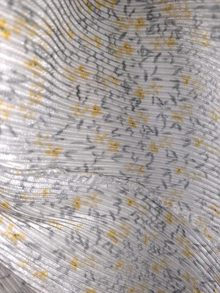 Joli haut femme blanc jaune comme neuf gaufré tbe porté 1 fois 50/52 étiquette coupée - photo numéro 5