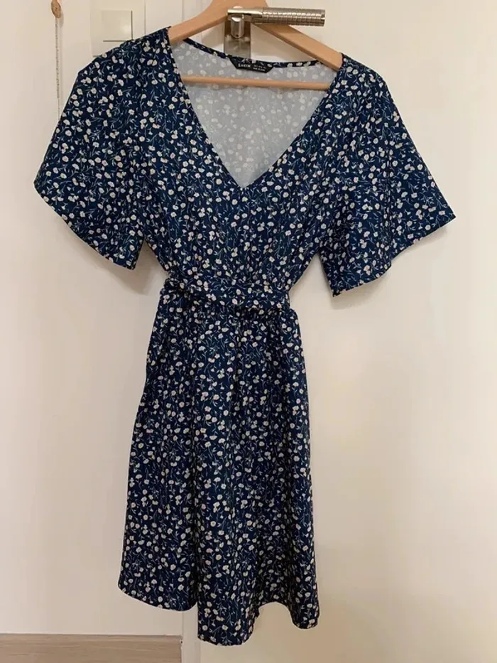 Robe fleurie bleu et blanc Shein t. 36 Neuve
