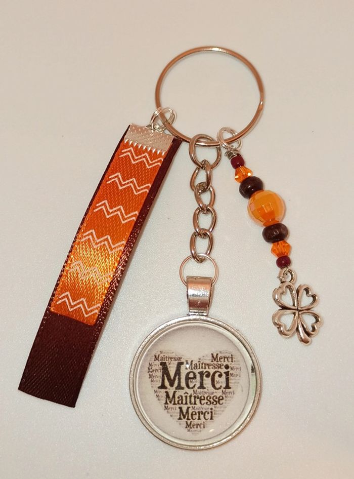 Cadeau maîtresse, porte clé message " Merci maîtresse "