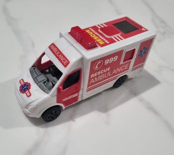 camion ambulance blanc et rouge jouet