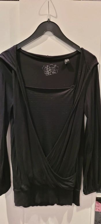 Tee shirt à capuche