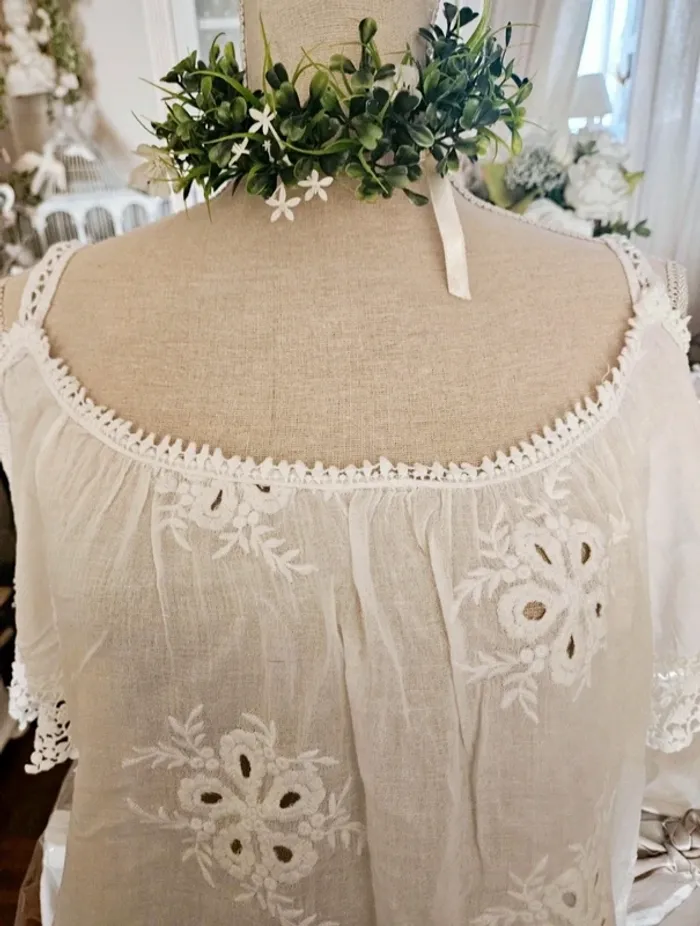 Blouse blanche épaules dénudées dentelle Actuelle Taille 42/44 Neuve - photo numéro 2