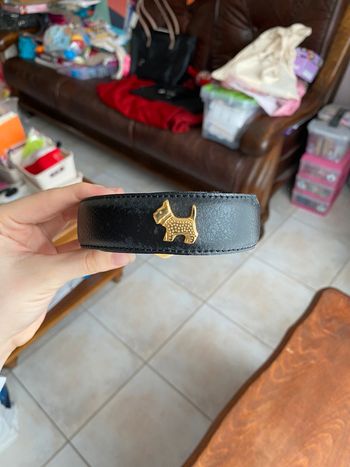 Ceinture noire à motifs en cuir.
