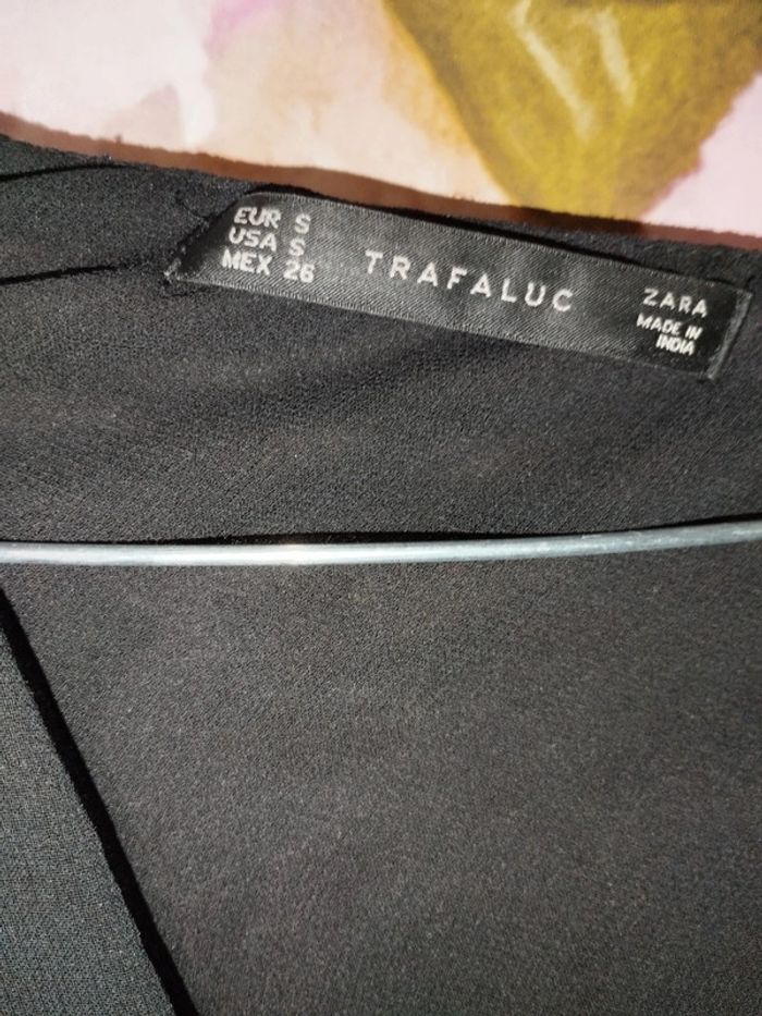 Haut noir fleurie taille 36 - photo numéro 2