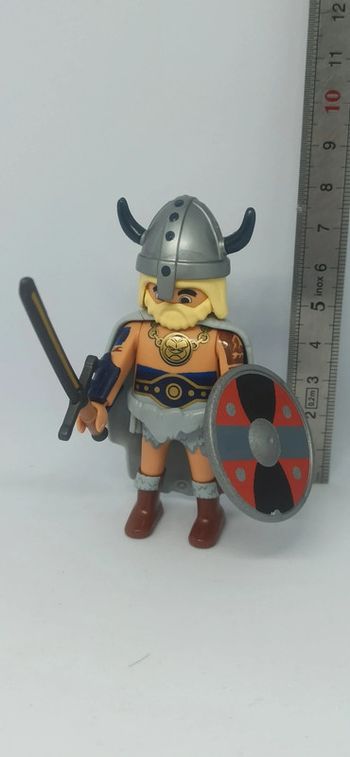 Homme viking Charlie super 4 du film movie avec peau grise et bouclier rond playmobil