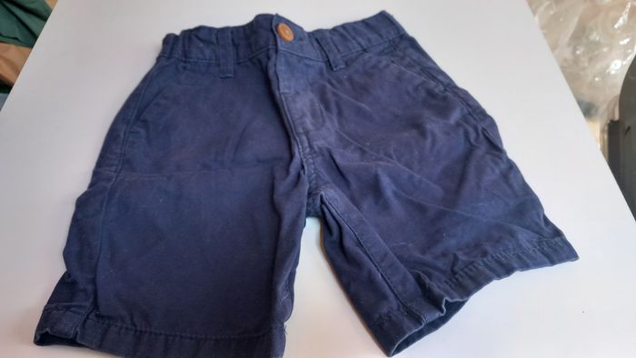 Short bleu marine. 3 4 ans