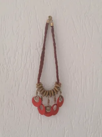 Collier rouge et naturel