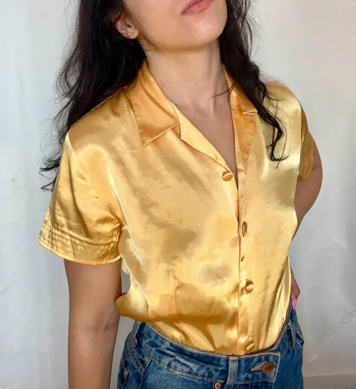Chemise en satin jaune - photo numéro 4