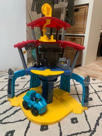 Quartier général pat patrouille dino avec Rex et son véhicule